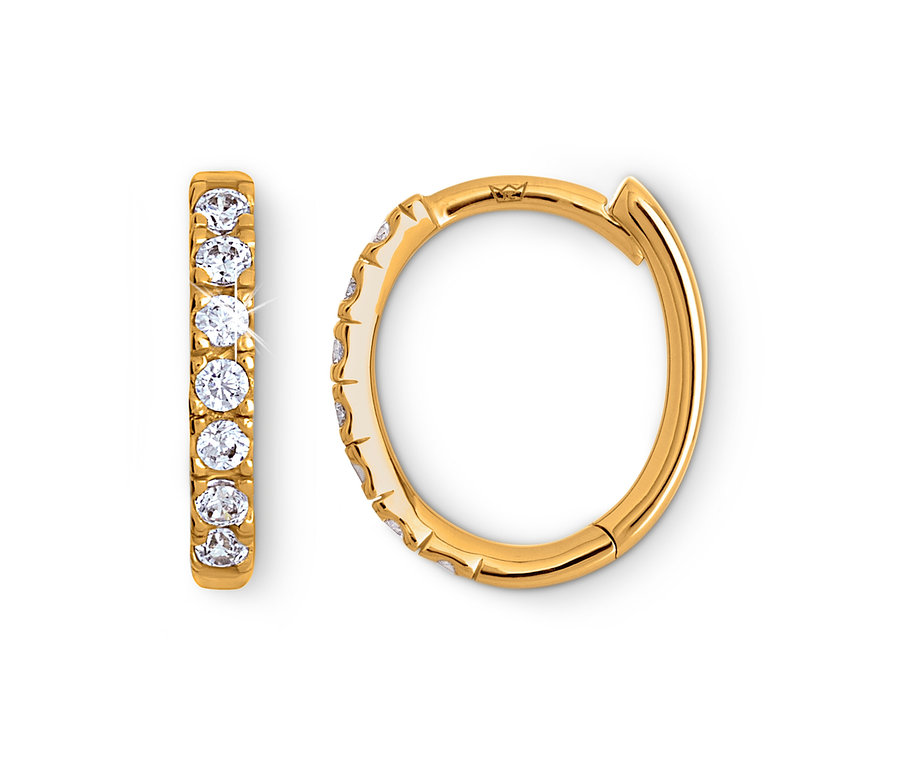 Zwei goldene Ohrringe mit klaren Steinen.