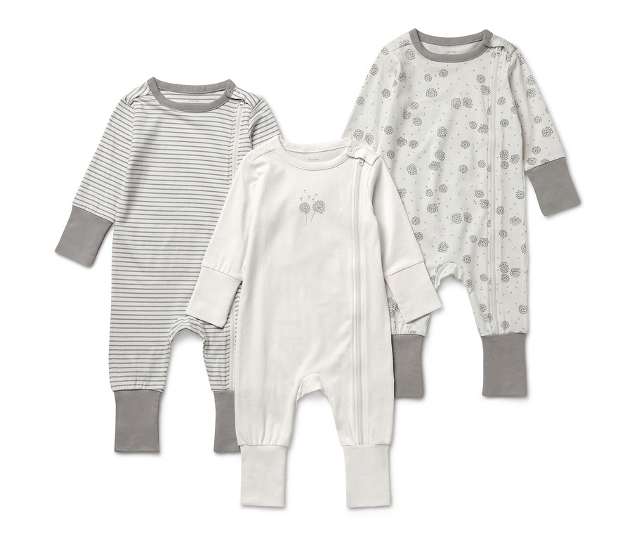 Drei langärmelige Baby-Pyjamas in Weiß, Grau und gemustert.