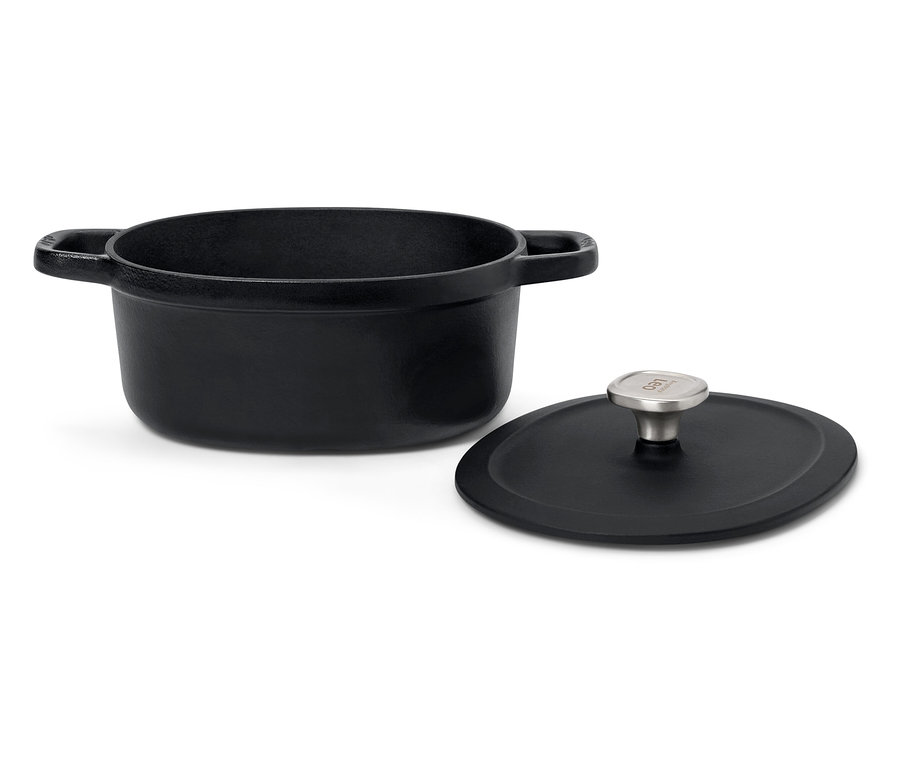 Ein schwarzer gusseiserner Topf mit Deckel auf einem weißen Hintergrund.
