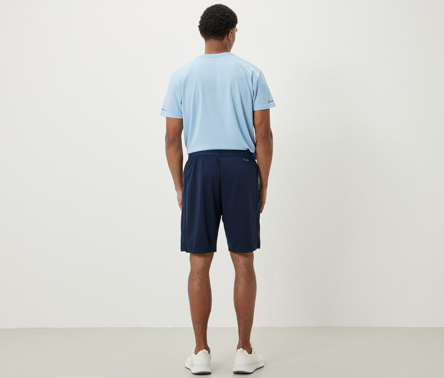 Mann trägt Sportshorts.