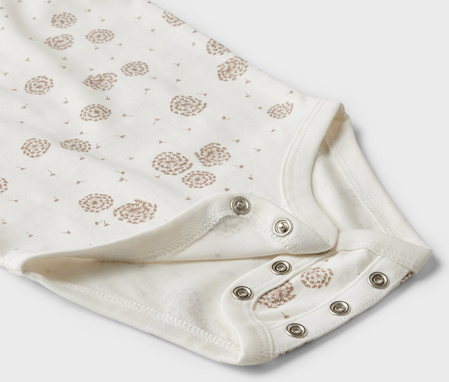 Detailansicht eines weißen Baby-Bodys mit kurzen Ärmeln und Pusteblumenmuster, 5er-Pack.