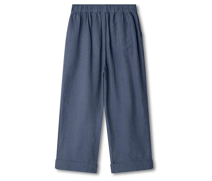 Eine Hose in Blauton ist vor einem weißen Hintergrund zu sehen.