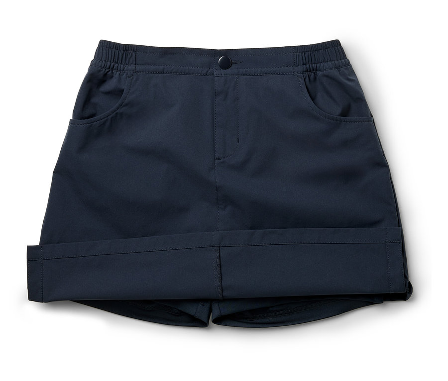 Eine marineblaue Rockhose liegt auf einem weißen Hintergrund.
