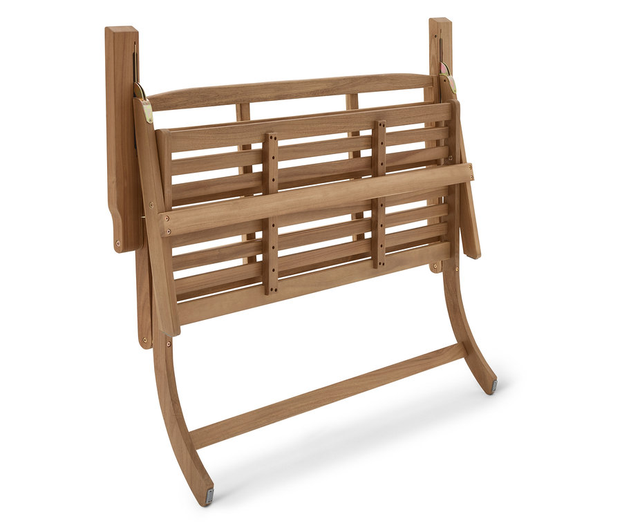 Eine teilweise zusammengeklappte, hölzerne Gartenbank steht auf einem weißen Hintergrund.