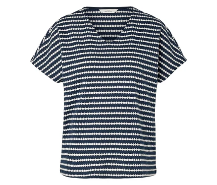Ein blau-weiß gestreiftes T-Shirt mit V-Ausschnitt liegt auf einem weißen Hintergrund.