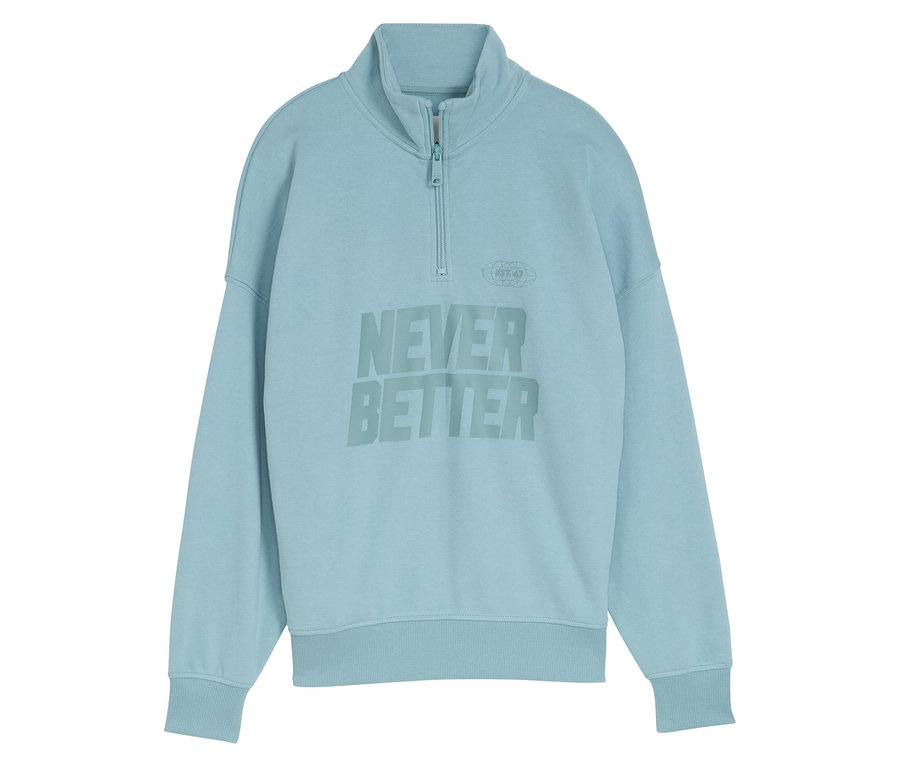 Hellblaues Sweatshirt mit Reißverschluss und dem Text "Never Better".