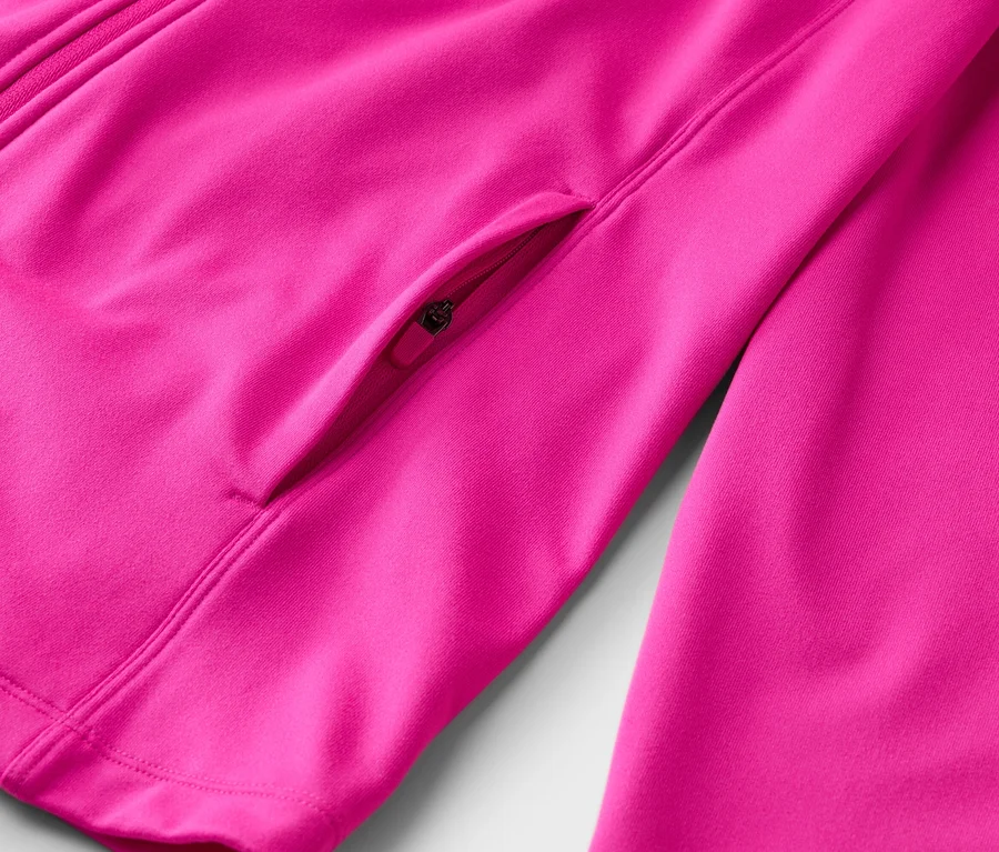 Nahaufnahme einer pinkfarbenen Jacke mit Reißverschluss und einer kleinen Reißverschlusstasche.