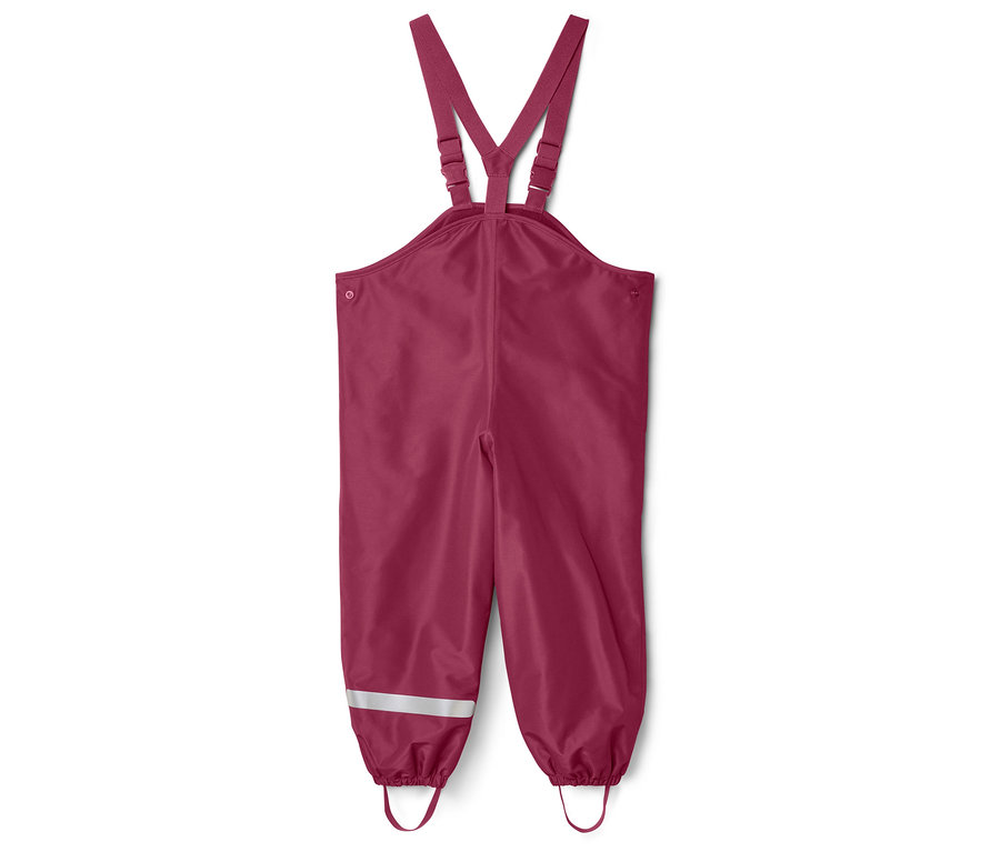 Eine weinrote Matschhose mit Hosenträgern liegt auf einem weißen Hintergrund. An den Hosenbeinen befindet sich jeweils ein Reflektorstreifen.