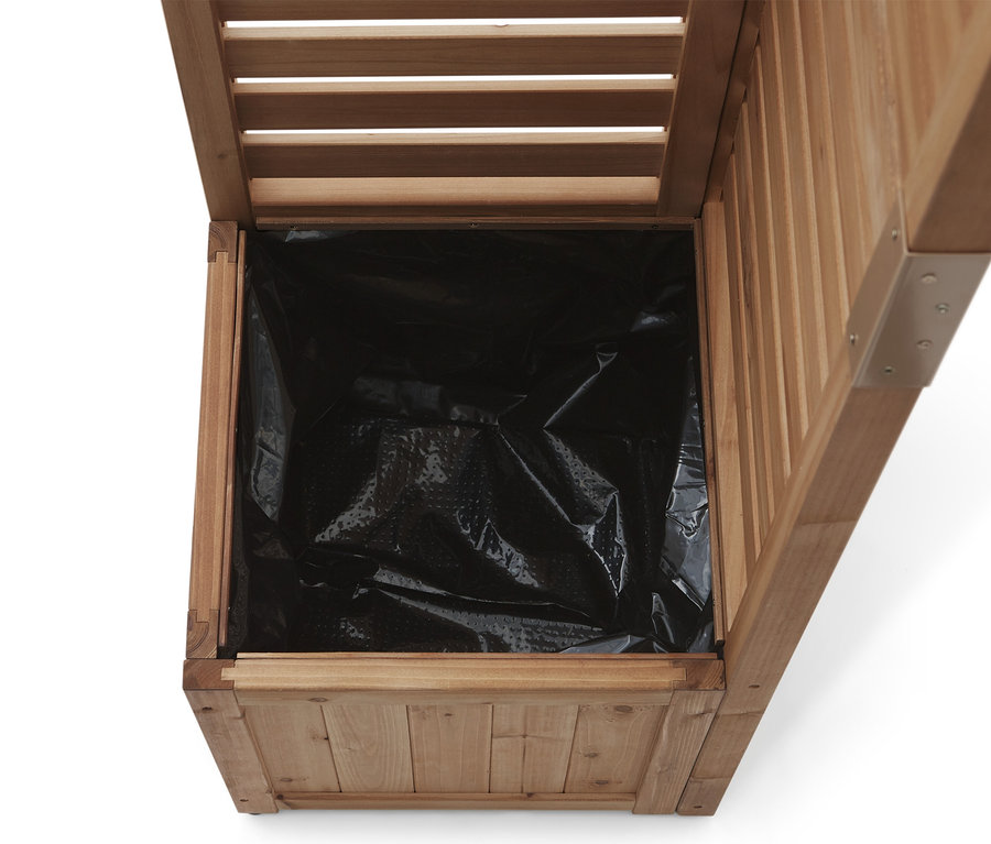 Blick in einen hölzernen Pflanzkasten mit schwarzer Plastikauskleidung.
