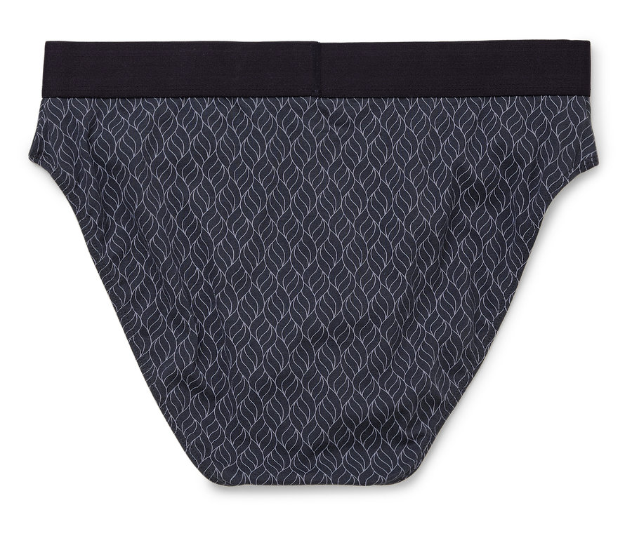 Eine einzelne blaue Herrenunterhose mit einem weißen Blätterdesign liegt auf einem weißen Hintergrund.