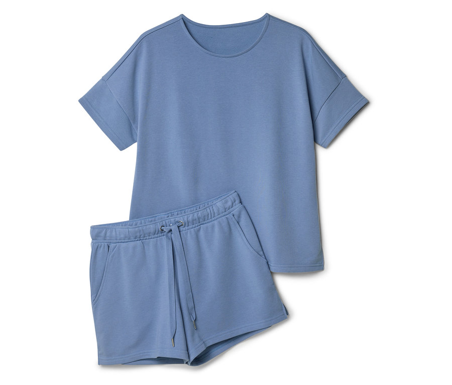 Hellblaues Set aus T-Shirt mit kurzen Ärmeln und Shorts mit Kordelzug.