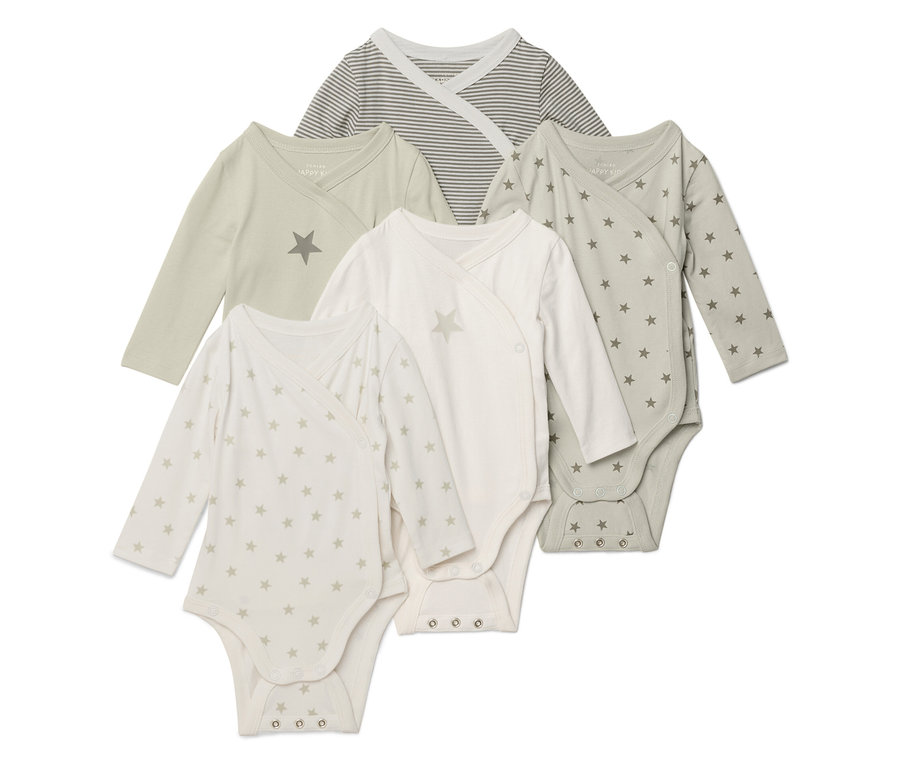 Fünf Babybodys mit Wickelverschluss liegen aufgereiht vor einem weißen Hintergrund. Die Bodys sind in verschiedenen Farben und Mustern gehalten, darunter Sterne und Streifen.