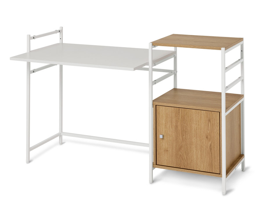 Ein weißer Schreibtisch mit einem Regal mit einer Holztür und einem Holzregal steht auf einem weißen Hintergrund.