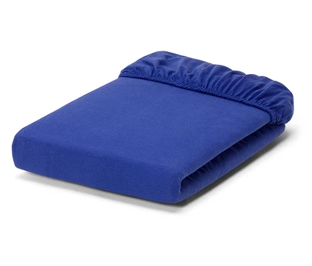 Ein gefaltetes, blaues Spannbettlaken liegt auf einem weißen Hintergrund.