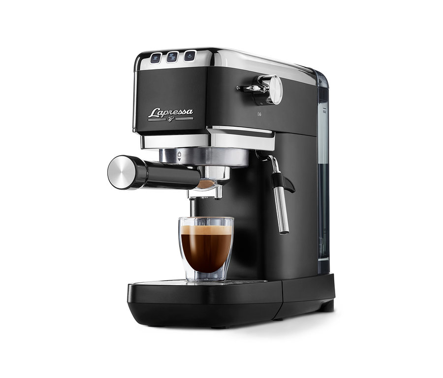 Schwarze »Lapressa« Siebträgermaschine mit einer Tasse Kaffee.