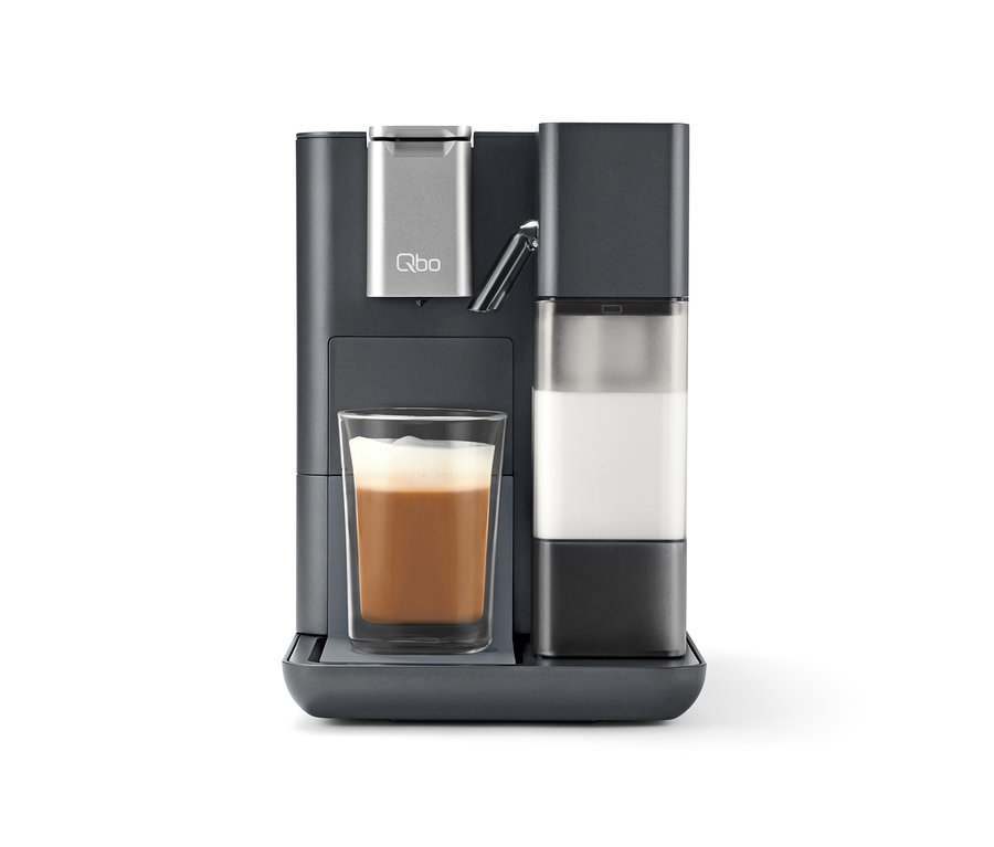Ein grauer Qbo MILK MASTER mit Milchbehälter und einem mit Kaffee gefüllten Glas.