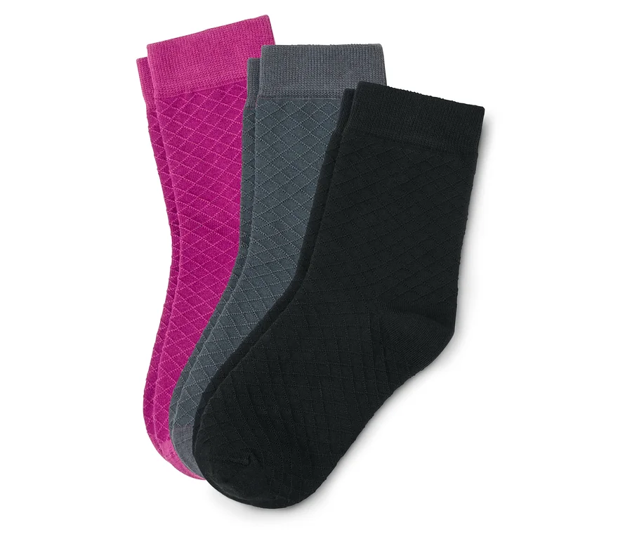 Drei Socken in Pink, Dunkelgrau und Schwarz mit Rautenmuster, diagonal angeordnet.