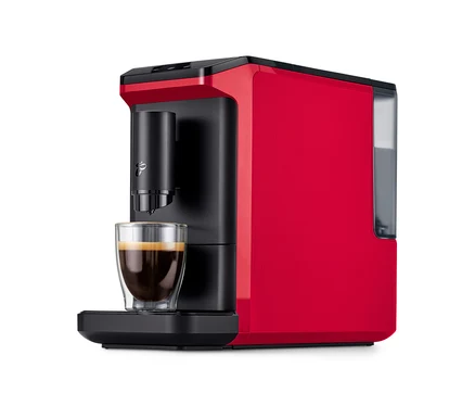 Roter und schwarzer »Esperto mini« Kaffeevollautomat, Lovely Red, der Kaffee in eine klare Glastasse füllt.