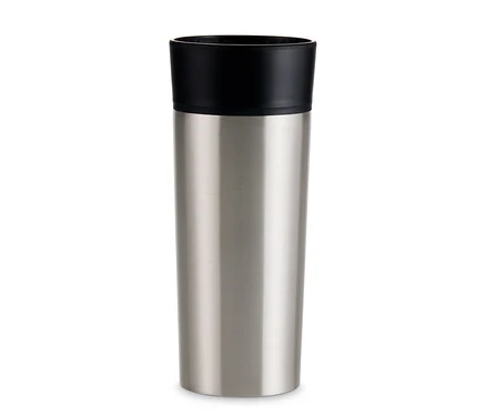 Ein silberner Coffee-to-go-Becher aus Edelstahl mit schwarzem Deckel.