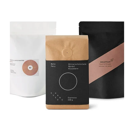 Drei Kaffeepackungen: eine weiße, eine braune und eine schwarze. Espresso Probierpaket "Premium Kaffeeset" - 3x 250 g Ganze Bohne.