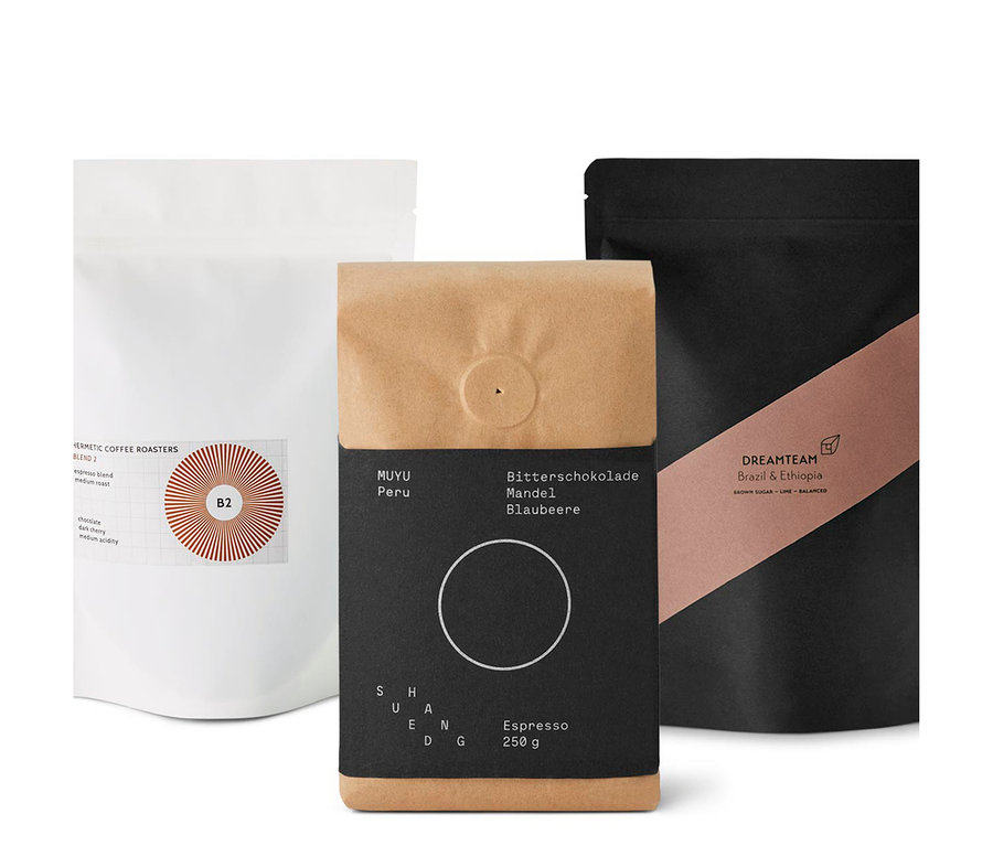 Drei Kaffeepackungen: eine weiße, eine braune und eine schwarze. Espresso Probierpaket "Premium Kaffeeset" - 3x 250 g Ganze Bohne.