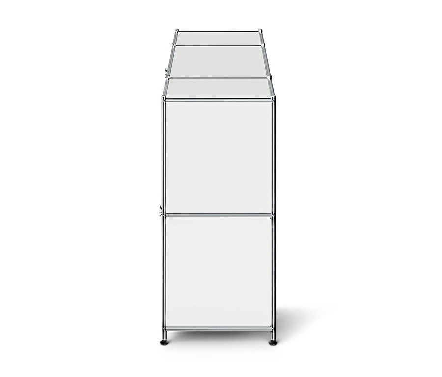 Modulares Regal mit Chromrahmen und weißen Paneelen, von oben schräg fotografiert. Es besteht aus zwei übereinander gestapelten Fächern und steht auf kleinen dunklen Füßen.