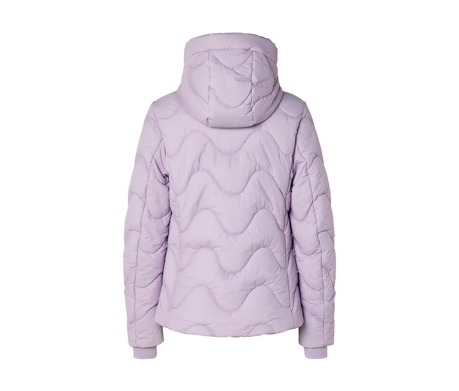 Rückansicht einer hellvioletten Steppjacke mit Kapuze. Die Jacke weist ein wellenförmiges Steppmuster und gerippte Bündchen auf.