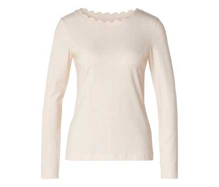 Hellbeiges Langarmshirt mit rundem, gewelltem Halsausschnitt.