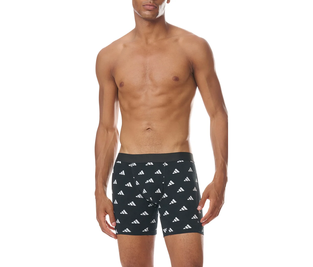 Ein oberkörperfreier Mann steht frontal da und trägt schwarze Boxershorts mit einem wiederholten weißen Adidas-Logo-Muster.
