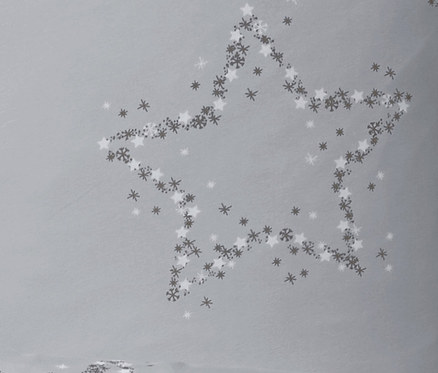 Ein Stern, der aus Schneeflocken und Sternen auf grauem Hintergrund besteht. Jersey-Bettwäsche dargestellt.