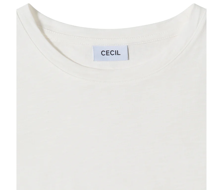 Weißes CECIL 3/4- Shirt mit Rundhalsausschnitt und einem weißen CECIL-Etikett im Nacken.