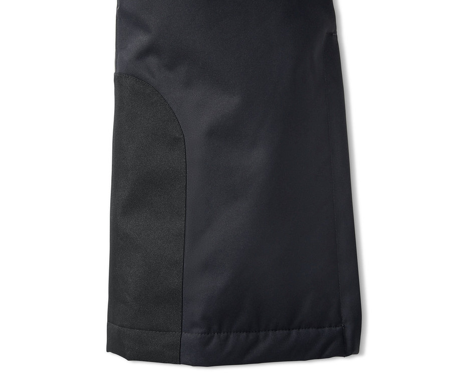 Detail einer schwarzen Skihose mit strukturierter Stoffbahn.