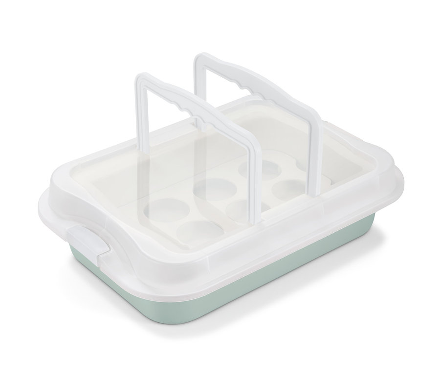 Ein mintgrünes Backblech mit einem weißen Deckel mit Griffen.