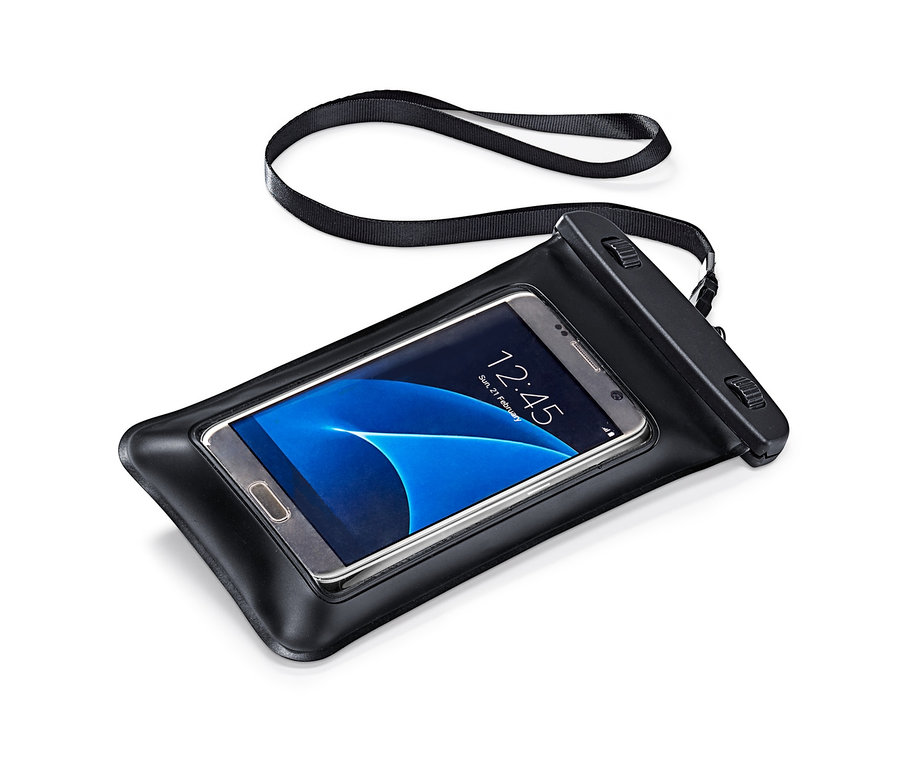 Smartphone in wasserdichter Hülle mit schwarzer Kordel.