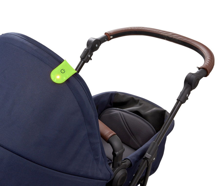 Ein dunkelblauer Kinderwagen mit einem befestigten 3 LED-Magnet-Lichtern.