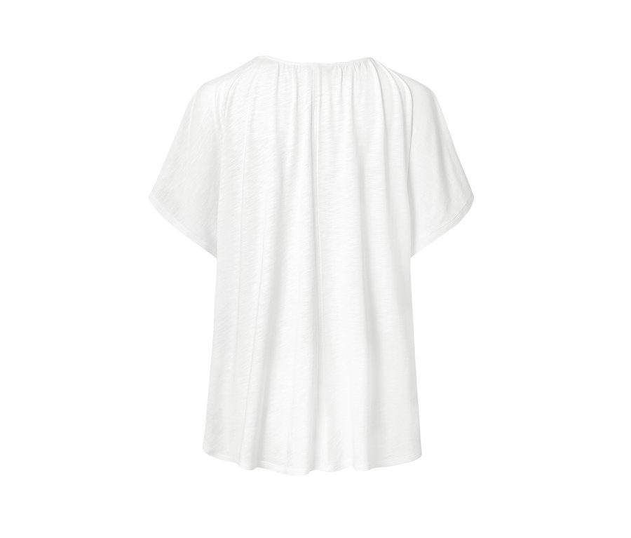 Detailansicht eines weißen Blusenshirts mit Bindeband.