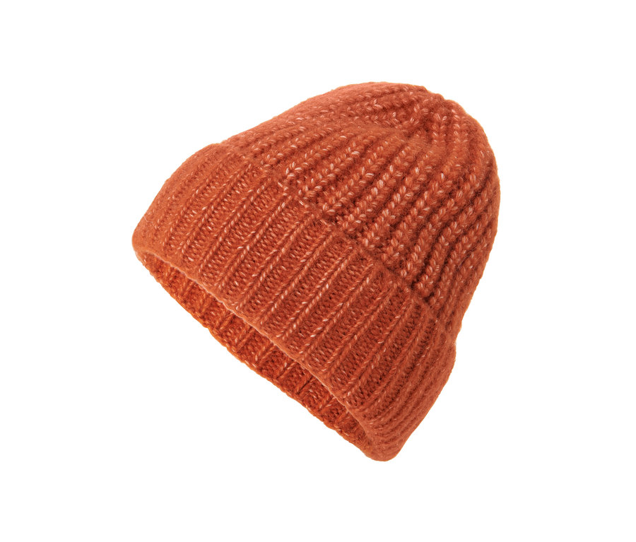 Orange Strickmütze mit Wolle.