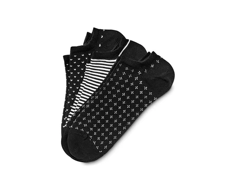 Vier Paar schwarz-weiße Sneakersocken.