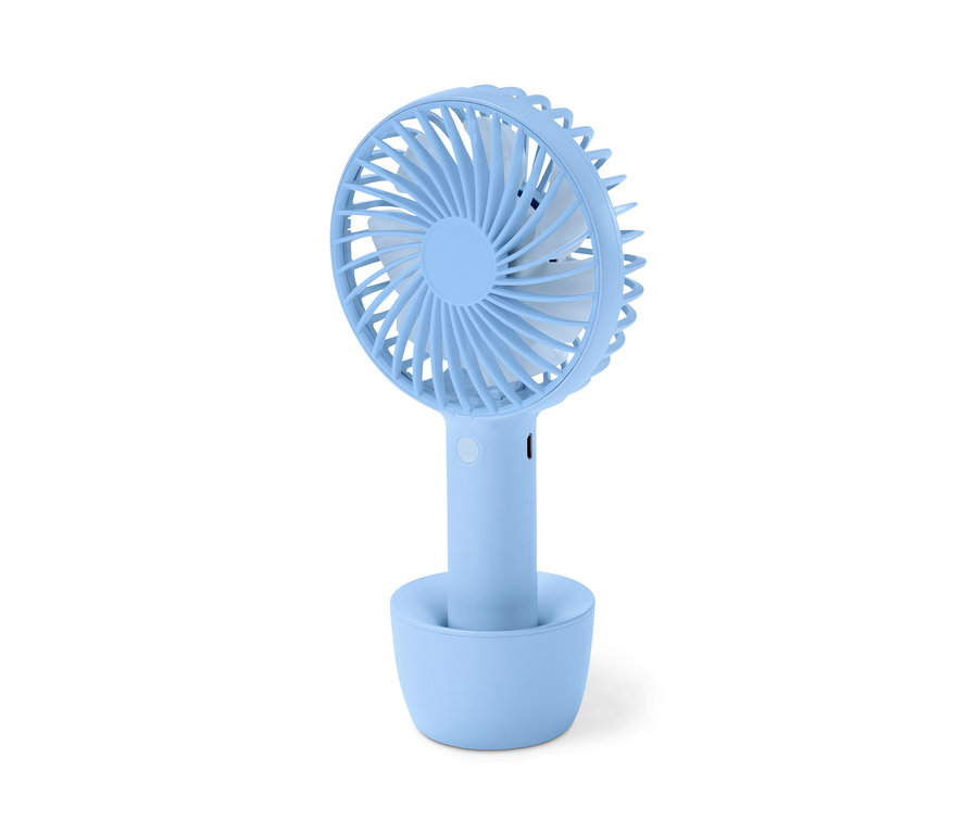Blauer Mini-Handventilator steht auf einem weißen Hintergrund.