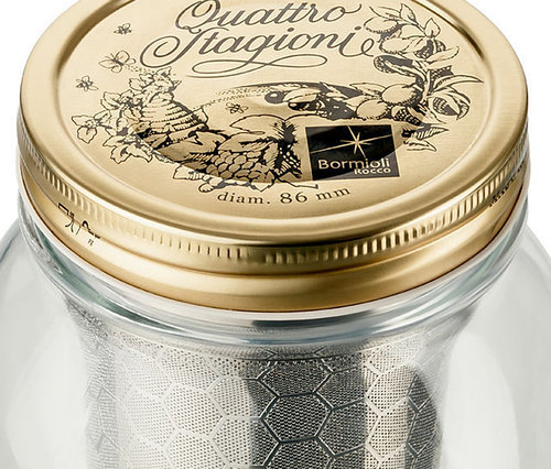 Detailaufnahme eines Cold Brew Maker »BrewJar« mit Metalldeckel.