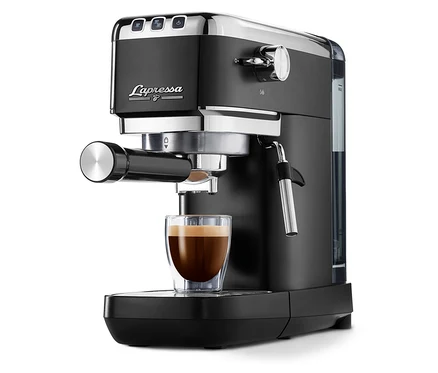 Schwarze »Lapressa« Siebträgermaschine mit einer Tasse Kaffee.
