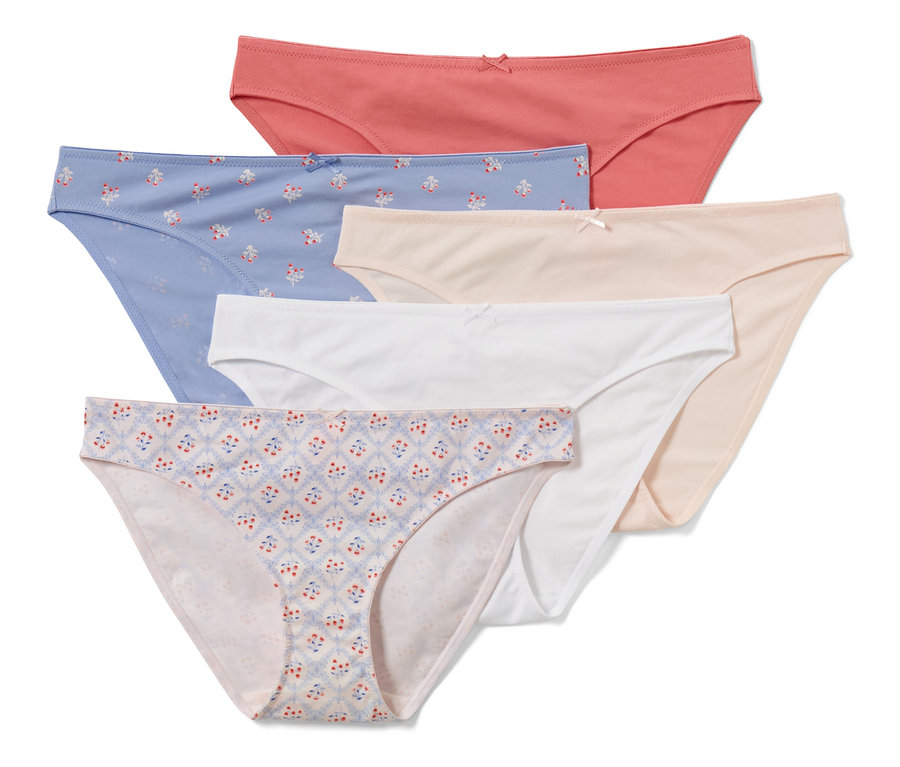 Fünf Slips in verschiedenen Farben und Mustern übereinander gestapelt.