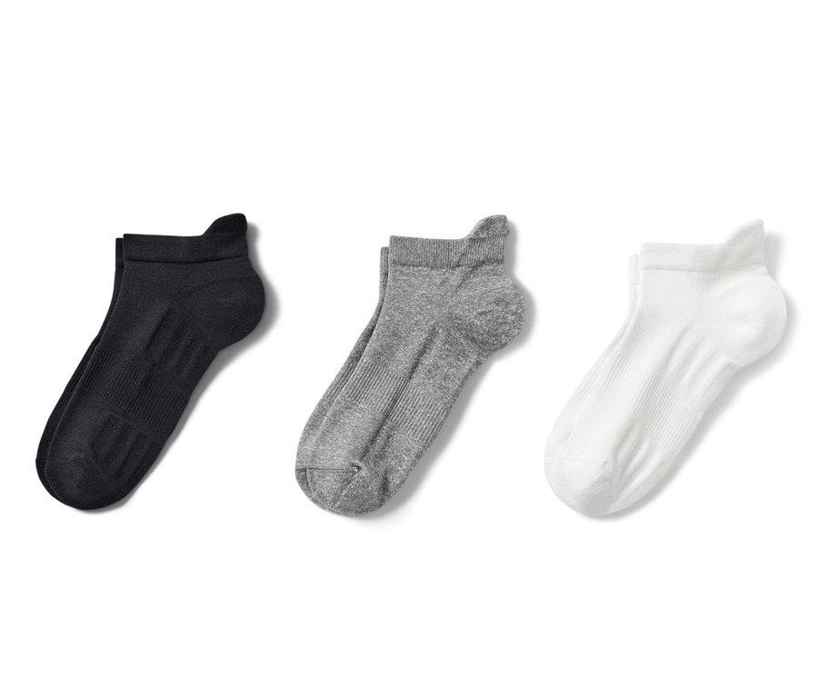 Drei Paar Unisex-Profi-Laufsocken in Schwarz, Weiß und Grau.