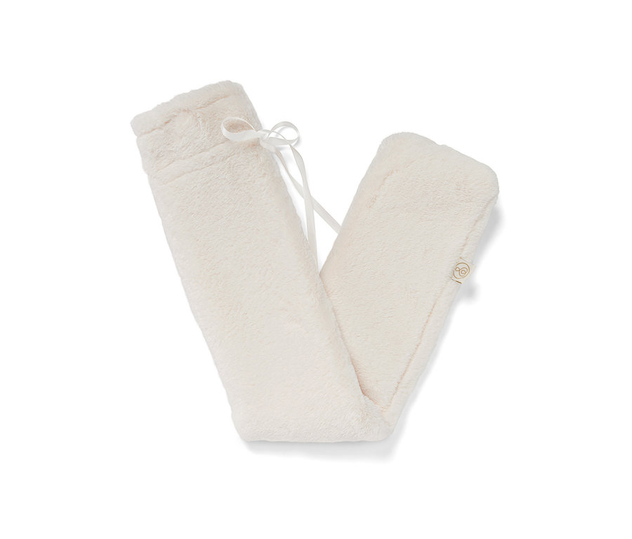 Eine Schlauch-Wärmflasche mit cremefarbenem Plüschbezug und weißem Band.