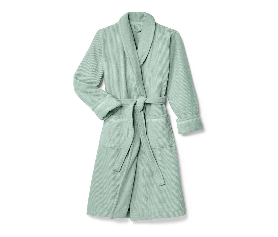 Ein hellgrüner Damen-Bademantel mit Gürtel.