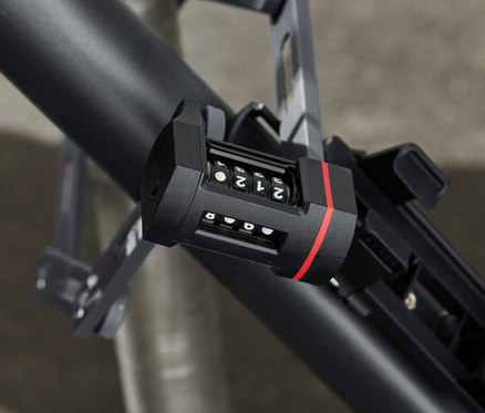 Ein ABUS-Faltschloss ist an einem Fahrradrahmen befestigt.