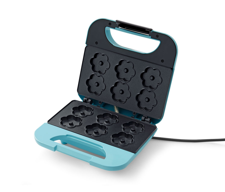 Geöffnetes Waffeleisen für florale Waffeln.