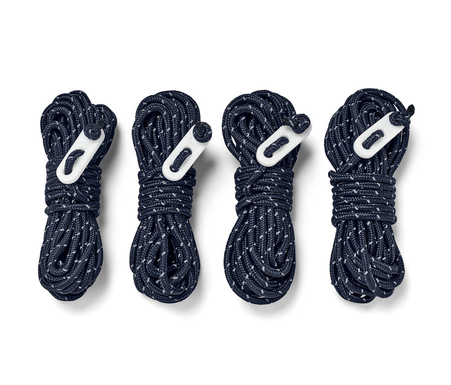 Vier reflektierende Abspannseile, zusammengerollt und gebunden, liegen nebeneinander auf einem weißen Hintergrund.