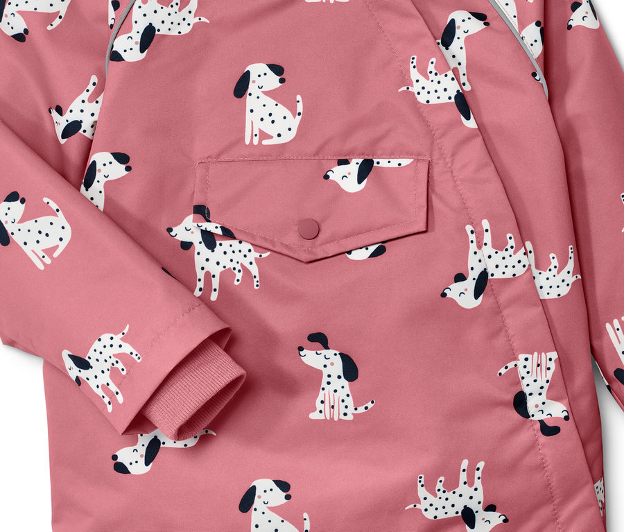 Detailansicht einer Kinder-Thermo-Regenjacke mit Hundemuster.