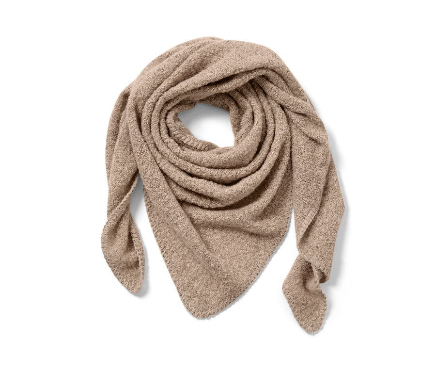 Ein beiger Dreiecksschal in Bouclé-Optik liegt gefaltet auf einem weißen Hintergrund.